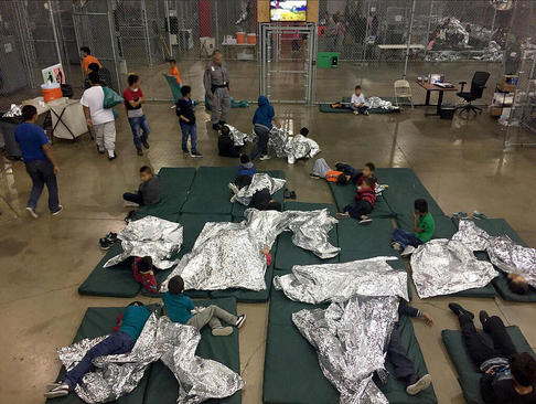 فرزندان مهاجران غیرقانونی در آمریکا پس از جدایی از والدینشان در ایستگاه مرزی در مک آلن تگزاس