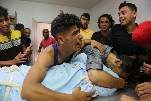 خانواده یک جوان 24 ساله فلسطینی که به ضرب گلوله گارد مرزی اسراییل در مرز باریکه غزه به شهادت رسیده است.