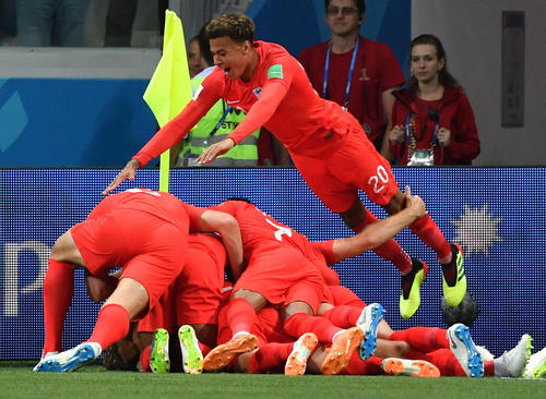 شادمانی اعضای تیم ملی فوتبال انگلیس از زدن گل برتری بر تونس در مسابقات جام حهانی 2018 فوتبال در روسیه