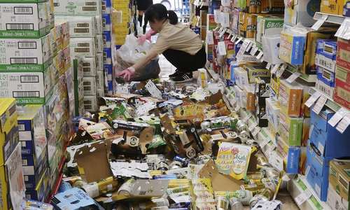 خسارات زلزله به فروشگاهی در شهر اوزاکا ژاپن/ رویترز