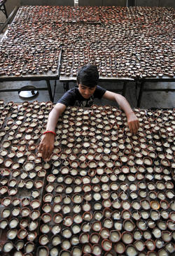 آماده سازی هزاران شمع برای استفاده در یک جشنواره آیینی در معبدی در جامو کشمیر