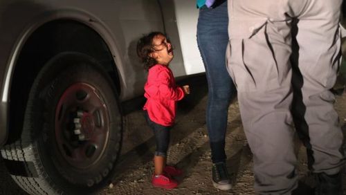 گریه یک کودک 2 ساله در کنار مادرش به هنگام دستگیری مادرش در مرز مکزیک. این عکس بازتاب زیادی در رسانه های آمریکا داشته است.