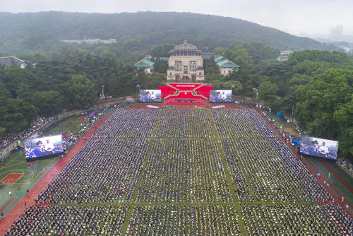 جشن فارغ‌التحصیلی 10 هزار دانشجوی دانشگاه ووهان چین