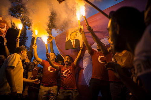 شادمانی شبانه حامیان اردوغان از پیروزی او در انتخابات در مقابل دفتر مرکزی حزب حاکم عدالت و توسعه در شهر استانبول/ خبرگزاری آلمان