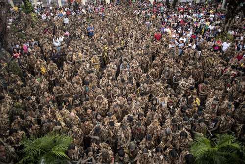 پوشیدن لباس‌هایی از برگ موز در جریان یک جشنواره مذهبی – مسیحی در فیلیپین 