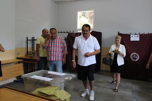 رای دادن تاتلیسس در حوزه انتخابیه ای در ازمیر