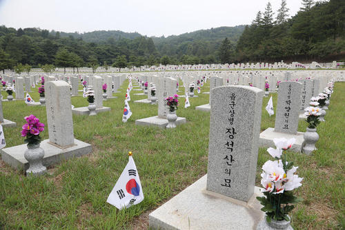  گل گذاشتن کنار قبر سربازان جنگ دو کره در شصت و هشتمین سالگرد آغاز این جنگ/ سئول