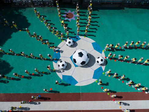 تمرین فوتبال در یک مهد کودک چینی