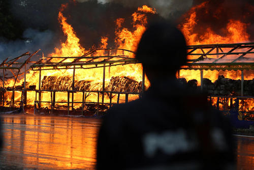 سوزاندن مواد مخدر از سوی پلیس میانمار
