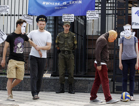 فعالان حقوق بشر اوکراینی با ماسک در مقابل سفارت روسیه در شهر کی‌یف در اعتراض به آنچه که ربودن سازمان یافته شهروندان اوکراینی کریمه به دست عوامل روسیه می‌خوانند.