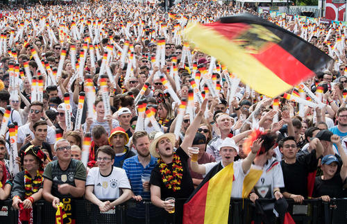 طرفداران تیم ملی فوتبال آلمان دیروز از مانیتوری بزرگ در برلین بازی تیم‌شان مقابل کره جنوبی را تماشا کردند و با ناراختی از حذف ناباورانه آلمان از جام جهانی به خانه‌هایشان برگشتند./ خبرگزاری آلمان
