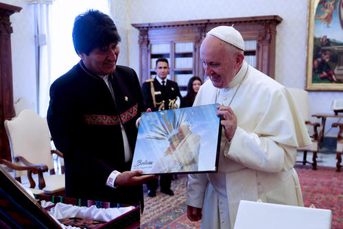 تابلوی نقاشی اهدایی رییس جمهوری بولیوی به پاپ فرانسیس در واتیکان