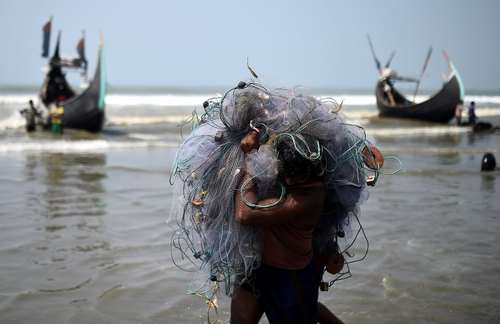 ماهیگیری در ساحل بنگلادش / رویترز