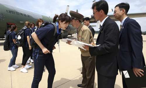 استقبال از اعضای تیم ملی بسکتبال زنان کره جنوبی در فرودگاه شهر پیونگ یانگ کره شمالی

تیم ورزشی کره شمالی به وسیله هواپیمای نظامی به کره شمالی سفر کرده است/ آسوشیتدپرس