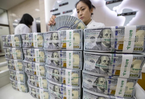 شمارش وکنترل ذخائر دلاری در شعبه مرکزی هانا بانک کره جنوبی در سئول. دولت کره جنوبی دیروز اعلام کرد ذخائر ارزی این کشور به بیش از 400 میلیارد دلار رسیده است./عکس: یونهاپ