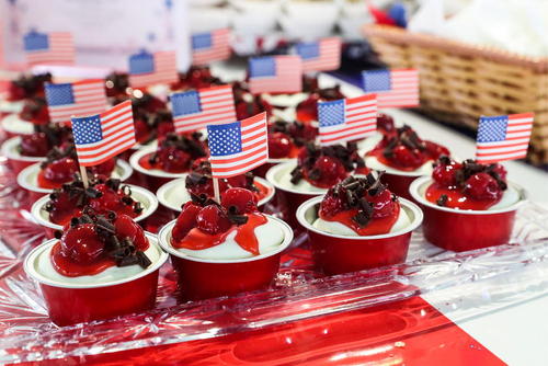 دسرهای خوشمزه با پرچم آمریکا در جشن دویست و چهل و دومین سالروز استقلال آمریکا در اقامتگاه سفیر آمریکا در مسکو/ عکس: ایتارتاس