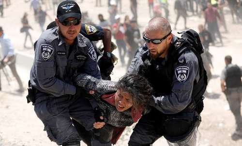 دستگیری یک دختر معترض فلسطینی از سوی نیروهای اسراییلی در روستایی در کرانه غربی رود اردن/ رویترز