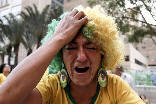 گریه فوتبال دوستان برزیلی از حذف تیم ملی فوتبال برزیل از رقابت های جام جهانی 2018 روسیه- سائوپائولو