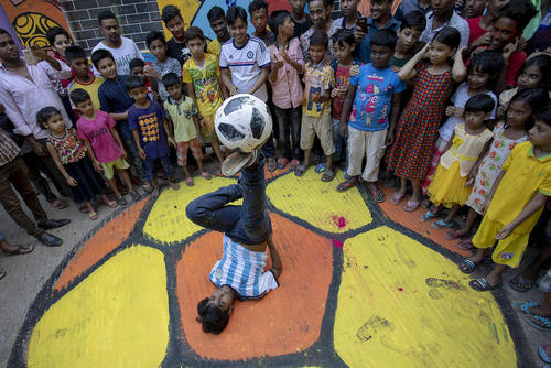 نمایش خیابانی به مناسبت جام جهانی 2018 فوتبال در شهر داکا بنگلادش