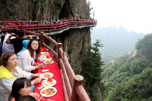 گردشگران در حال صرف ناهار در کوه لائوجون در چین