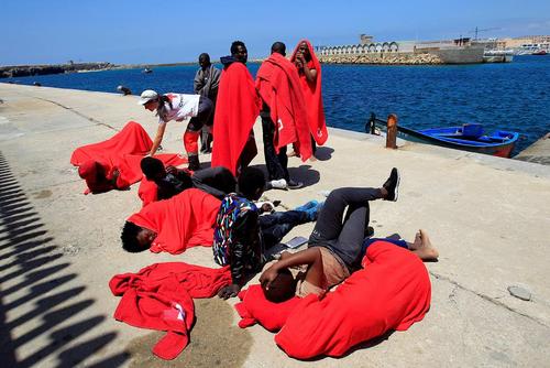 نجات 62 پناهجوی آفریقایی از سوی صلیب سرخ اسپانیا در سواحل جنوبی اسپانیا