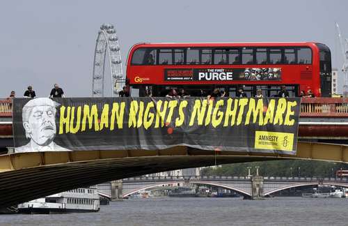 بنر سازمان عفو بین الملل روی پل واکسهال در لندن: ترامپ کابوس حقوق بشر است./ آسوشیتدپرس