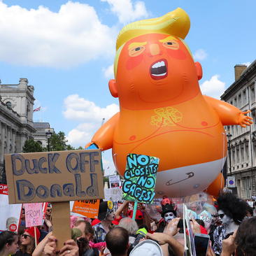 تظاهرات گسترده دهها هزار نفری مخالفان ترامپ در لندن و دهها شهر دیگر بریتانیا علیه سفر رییس جمهور آمریکا به بریتانیا