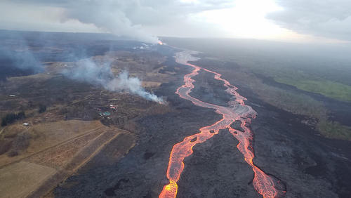 به راه افتادن جوی مواد مذاب آتشفشانی در هاوایی آمریکا
