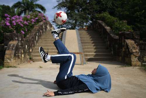 تمرین با توپ در پارکی در کوالالامپور مالزی /خبرگزاری فرانسه