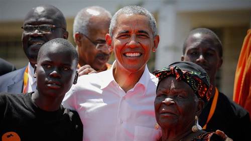 اوباما در جمع فامیل در روستای زادگاه پدری- آسوشیتدپرس