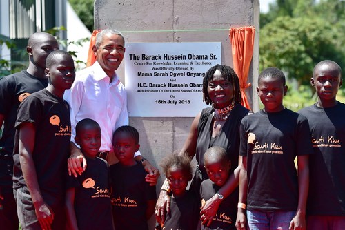 اوباما در مراسم افتتاح مرکز فرهنگی - ورزشی خواهر ناتنی اش در روستای زادگاه پدری- خبرگزاری فرانسه