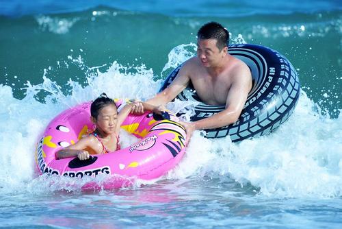 پدرو فرزند در تفریحات تابستانی در شهر گیندائو چین
