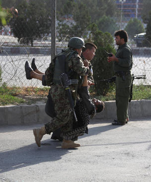 انتقال زخمی‌های یک حمله تروریستی در شهر کابل افغانستان / شینهوا