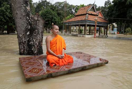 یک راهب بودایی در سیلاب شهر پنوم‌پن کامبوج