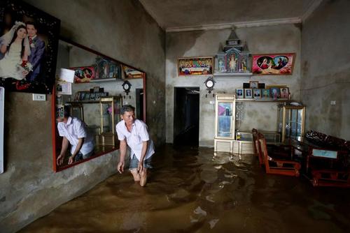 ورود سیلاب به خانه‌ها در ویتنام / رویترز