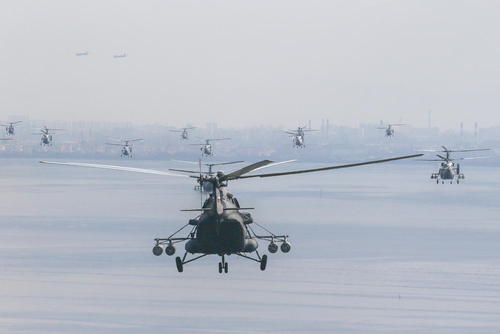 تمرین هلی‌کوپترهای نیروی دریایی روسیه در آستانه مانور بزرگ به مناسبت روز نیروی دریایی روسیه در رودخانه 