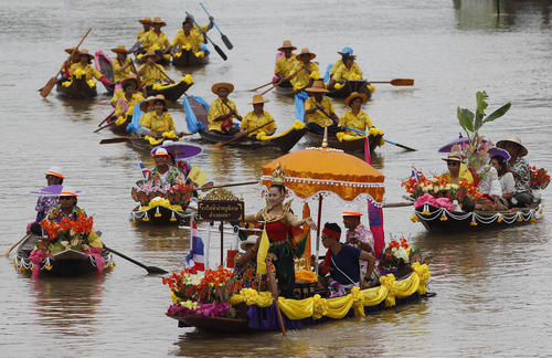 برگزاری یک جشنواره آیینی بودایی در تایلند