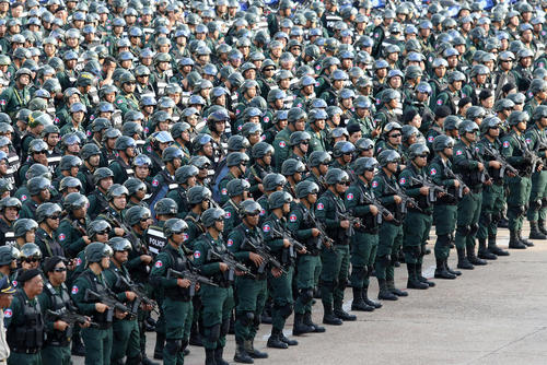 گردهمایی بزرگ نیروهای پلیس کامبوج پیش از برگزاری انتخابات سراسری در این کشور/ پنوم پن/ شینهوا