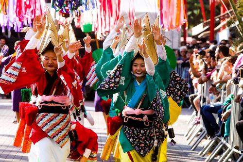 نمایش جامعه ژاپنی‌ها در جشنواره‌ای در شهر سائوپائو برزیل
