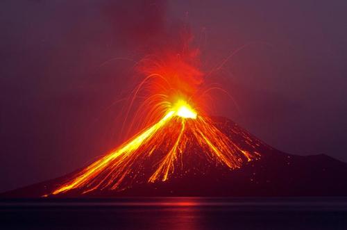 آتشفشان در جزیره راکاتا در اندونزی/ رویترز