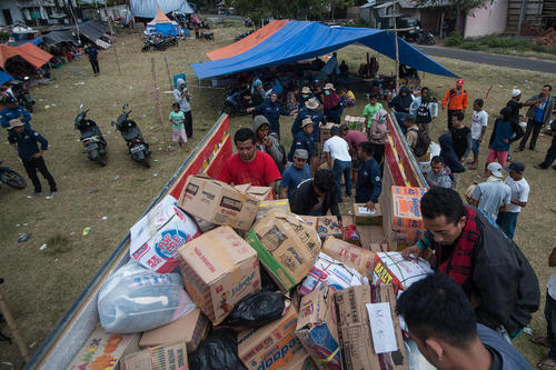 توزیع محموله‌های غذایی در میان زلزله زدگان اندونزی/ شینهوا