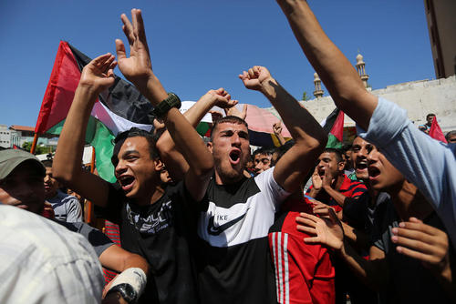 تظاهرات بر ضد اقدام آمریکا در قطع کمک به نهادهای امدادرسان سازمان ملل در مقابل مقر سازمان ملل در باریکه غزه
