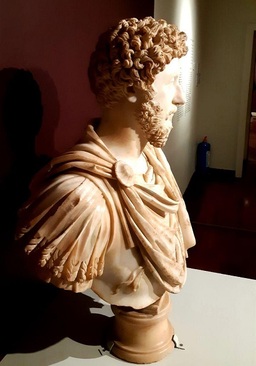 مجسمه نیم تنه امپراطور مارکوس اورلیوس/ هنر رومی، حدود 170 میلادی/ کشف شده در نزدیکی رم(ایتالیا) در سال 1674/ الحاق به مجموعه های موزه لوور در 1807 میلادی