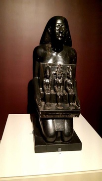 مجسمه نشور/ الفانتین(مصر) دوره حکمرانی آپریس 570-589 پیش از میلاد/ سنگ بازالت/ الحاق به مجموعه لوور 1815 میلادی/ مجسمه مردی به نام 