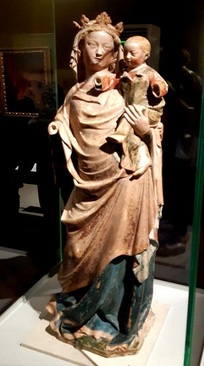 مریم عذرا و کودک/ ناحیه لورن فرانسه، حدود 1330-1320 میلادی/ سنگ آهک چندرنگ، اهدایی انجمن دوستدارانلوور،1979 میلادی./ مجسمه مریم عذرا که مسیح کودک را در آغوش دارد و قرار بوده در یک کلیسا نصب شود. وضعیت پیکر مریم عذرا، که پسرش را در آغوش گرفته، به هنرمند اجازه داده بر پیوند عاطفی آن‌ها تاکید کند. این گونه خاص نمایش حضرت مریم و فرزندش از ویژگی‌های مجسمه‌سازی گوتیک(قرن 13 تا اوائل قرن 16 میلادی) است.