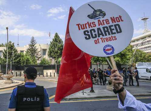 اعتراض به تحریم ترکیه از سوی آمریکا در مقابل سفارت آمریکا در آنکارا/ آناتولی