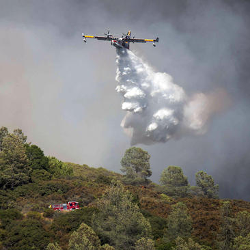 تلاش برای مهار آتش سوزی جنگل‌های ایالت کالیفرنیا آمریکا