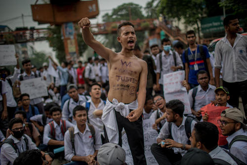 تظاهرات دانشجویان بنگلادشی علیه ناایمن بودن جاده‌ها و مرگ و میر دانشجویان در تصادفات/ داکا