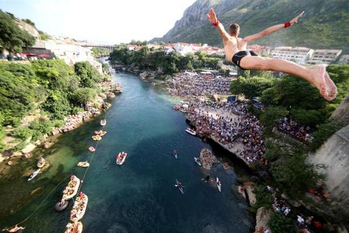 مسابقات شیرجه (پرش) به داخل رودخانه در بوسنی و هرزگوین/ رویترز