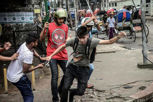 حمله به یک عکاس خبری در جریان اعتراضات دانشجویی در شهر داکا بنگلادش